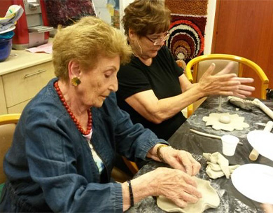 אוצרות קהילתית: פורחים בגיל