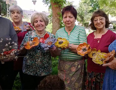 אוצרות קהילתית: פורחים בגיל