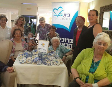 אוצרות קהילתית: פורחים בגיל