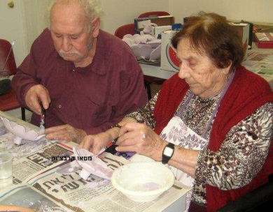 אוצרות קהילתית: פורחים בגיל